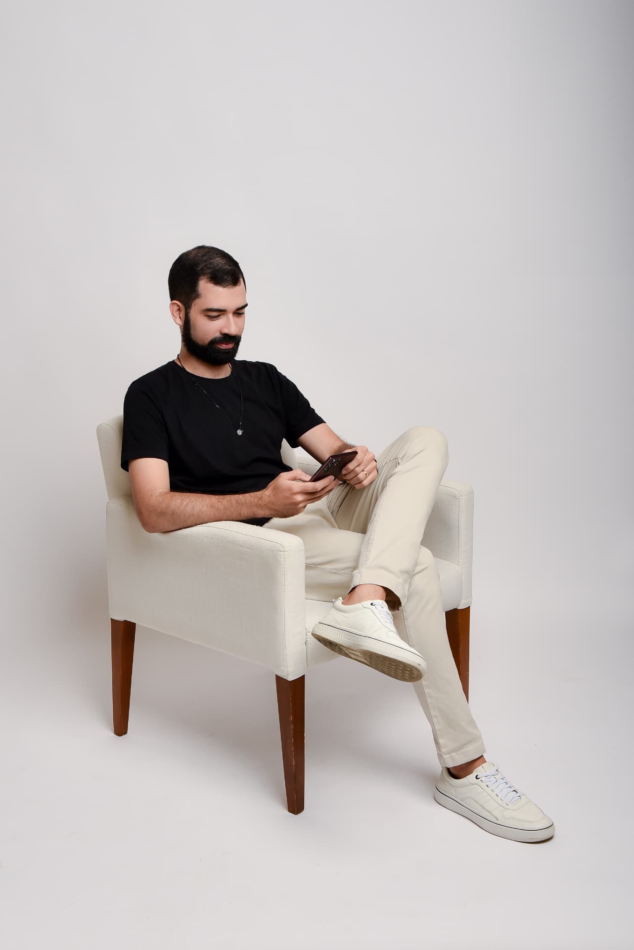 Ítalo Melo analisando dados de campanhas pelo celular